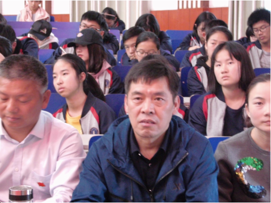 副校长李志同志(中)亲临会场出席报告会