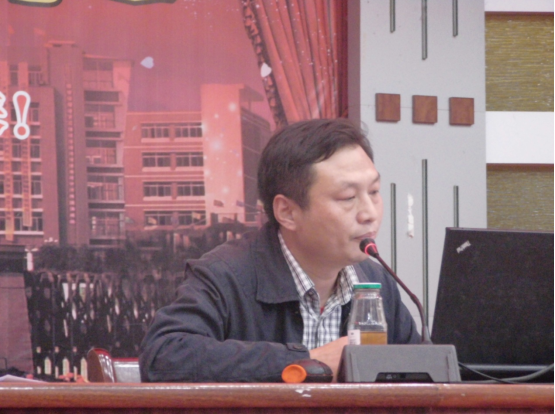 学生家长、党校优秀学员方旻煌同志作报告